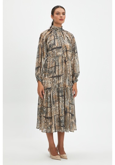 Kadın Uzun Elbise - Yılan Derisi Desenli, Balıkçı Yaka Ve Taşlı Düğme Detaylı, Şık Ve Modern Tasarım - Günlük Ve Özel Kullanım İçin Elbise Bej