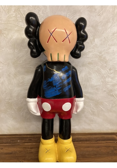 Kaws Büyük Ayakta