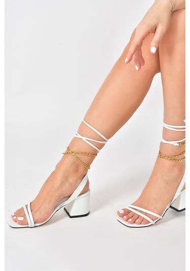 Fox Shoes Beyaz Kısa Topuklu Altın Zincir Detaylı Bilekten Bağlam