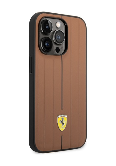 İphone Uyumlu 14 Pro Max Kılıf Ferrari Lisanslı Deri Yüzey Metal Logolu Şerit Tasarımlı Kapak Kahverengi