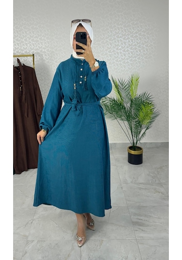 Kadın Petrol Rengi Karin Aerobin Kumaş Yarım Ön Düğmeli Püskül Bağcık Kuşaklı Tesettür Elbise Petrol