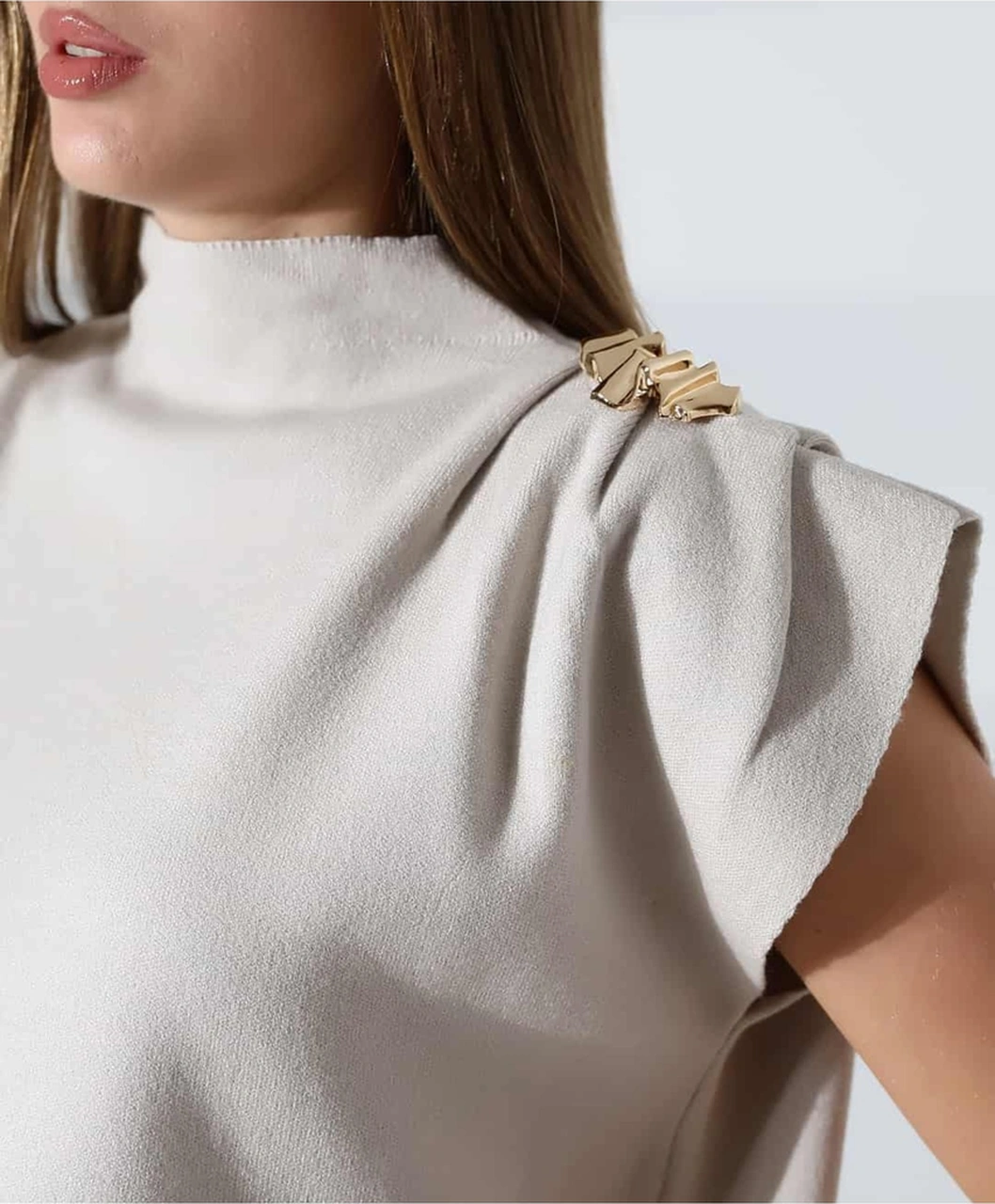 Zarif Omuz Detaylı Dik Yaka Triko Bluz Bej