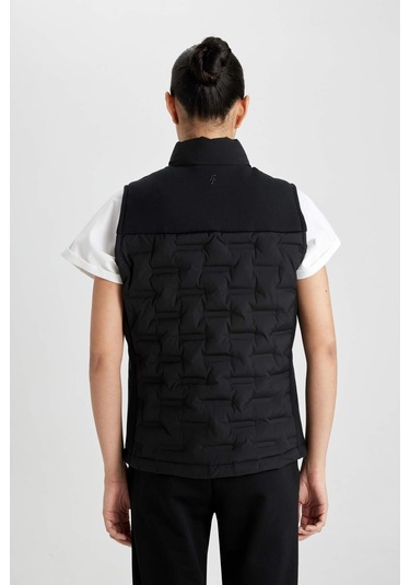 DeFactoFit Su İtici Rüzgar Geçirmez Slim Fit Dar Kesim Fermuarlı Şişme Sporcu Yelek B2069AX24SPBK81 Siyah