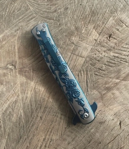 Alaska Carbon Çelik Özel Cep Çakısı Kamp Çakısı Özel Gül İşlemeli Cep Bıçak 22cm Mavi