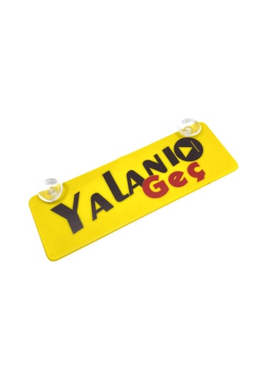 Yalanı Geç Yazılı Sarı Dekor Plaka Vantuzlu Cam Süsü 22x7.5cm