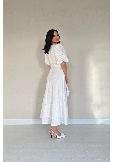 The İstanbul Ekru Göğüs Kup Detaylı Kemerli Brode Elbise Ekru