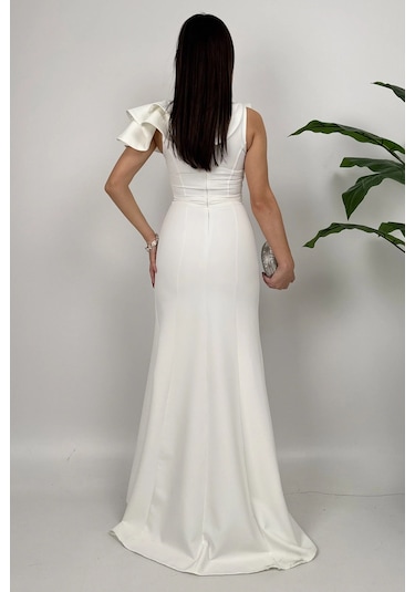 Delvira Drapeli Tek Omuz Çiçek Detaylı Uzun Beyaz Abiye Elbise Beyaz