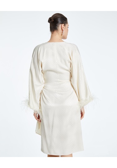 Saten Dokulu Tüy Detaylı Kruvaze Elbise Kuşaklı Ve Drapeli Özel Tasarım Ekru
