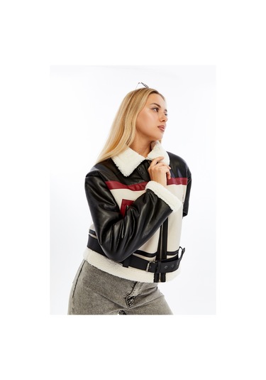 Kadın Beyaz Kürklü Tokalı Crop Mont Beyaz