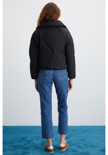 Manon  Kadın Dik Yaka Kapitone Desenli Orta Kalınlıkta Rüzgar Geçirmez Şişme Dış Giyim Siyah Mont