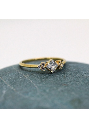 Tria Altın Yüzük-Kare Taşlı Tria Tasarım 14 Ayar Altın Yüzük-Mode