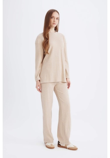 DeFacto Regular Beli Lastikli Basic Düz Fit Fitilli Kaşkorse Geniş Paça Pantolon D7437AX24WNBG775 Bej DeFacto Regular Beli Lastikli Basic Düz Fit Fitilli Kaşkorse Geniş Paça Pantolon D7437AX24WNBG775 Bej