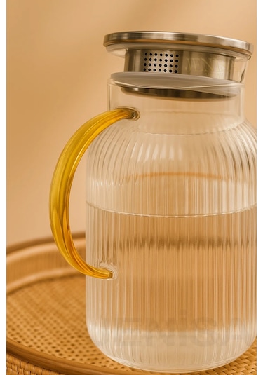 1500 Ml Borosilikat Cam Çizgili Sürahi Süzgeçli Metal Kapaklı, Isıya Dayanıklı Şık Tasarım