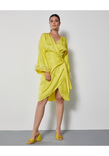 Saten Dokulu Tüy Detaylı Kruvaze Elbise Kuşaklı Ve Drapeli Özel Tasarım Sarı