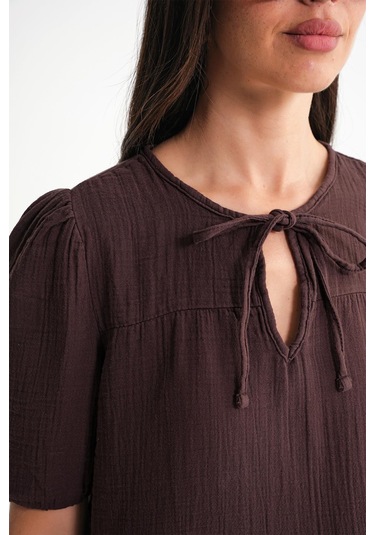4715 Kadın Yakası Bağlamalı Kısa Kol Müslin Bluz Kahve Kahve