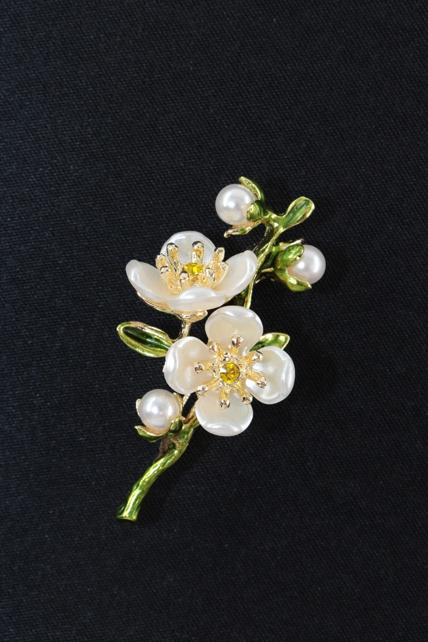 Baharın Uyanışı Erik Çiçeği Broş. Yeşil Dallı İncili Kristal Taşlı Erik Çiçekli Kadın Yaka İğnesi. Beyaz Yeşil
