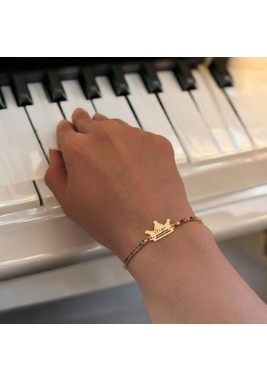 Özge İsmine Özel Renkli Taş Desenli Taç Motifli 14 Ayar Altın Plakalı Hediye Bileklik-489isim Özge