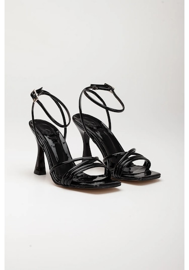 Beyaz Shoes İnce Biyeli Topuklu Kadın Ayakkabı Siyah Siyah
