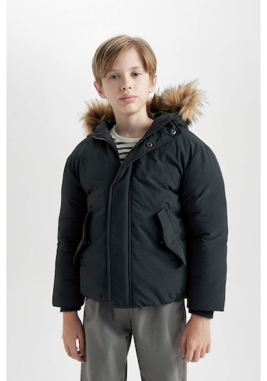 DeFacto Erkek Çocuk Çıkarılabilir Suni Kürk Yaka Kapüşonlu Fermuarlı Çıtçıt Kapamalı Cepli Mont C5975A824WNGN1214