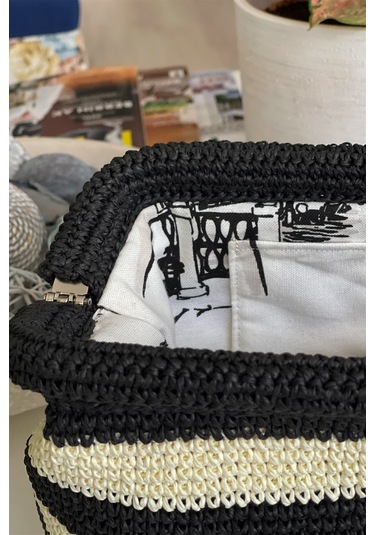 El Yapımı Siyah-beyaz Çizgili Basic Örgü El Çantası Beyaz