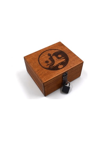 Ahşap Mini Kilit Takılabilir Denge Yoga Figürlü Kutu 14.5cm X 12.5 Cm