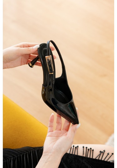 Renita Siyah Rugan Yanı Tokalı 8 Cm Sivri Burun Topuklu Ayakkabı Siyah Rugan