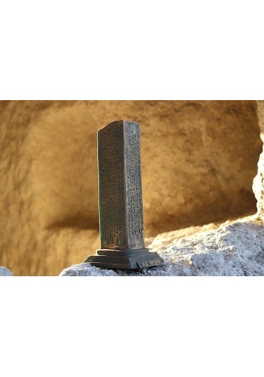 Bilge Tonyuku Yazıtı 1. Taş Masa Süsü Küçük