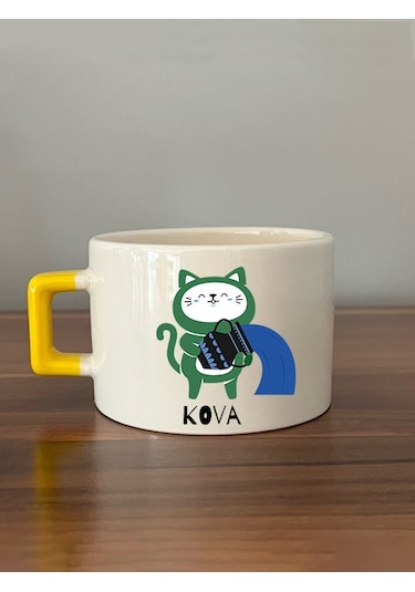Kova Burcu Ve Onla Alakalı Komik Açıklama Baskılı Sarı Kulplu Yeşil Kedili C Kupa