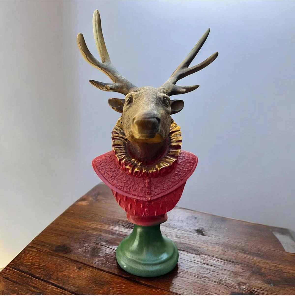 Dekoratif Polyester Tekli Geyik Başı Biblo Kırmızı Yeşil