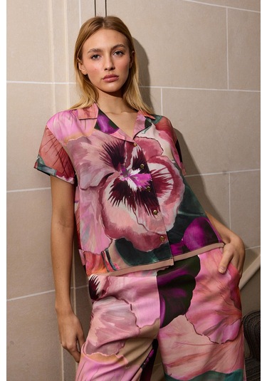 Paradise Sklamen Önden Düğmeli, Kısa Kollu Viskon İpeksi Pijama Takım Desenli