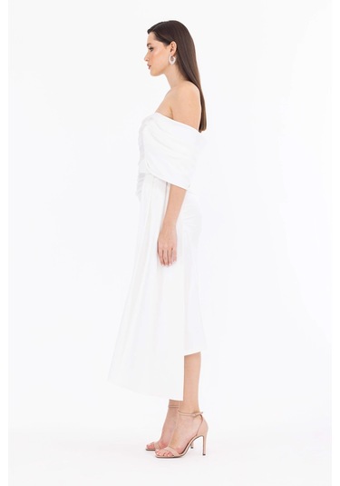 Kadın Asimetrik Yaka Midi Boy Şifon Dokuma Abiye Elbise - Beyaz Beyaz