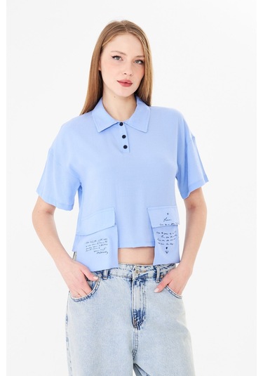 Sortie Collection Polo Yaka Yazı Baskılı Cep Detaylı Crop Bluz Mavi