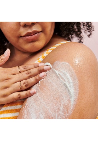 First Aid Beauty Kp Bump Eraser Body Scrub With 10% Aha - Vücut Peelingi 226 G