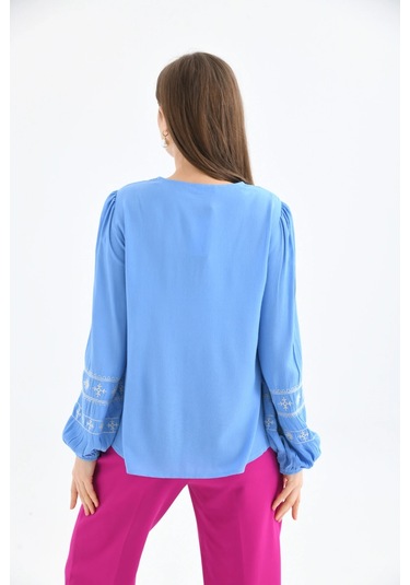Kadın V Yaka Uzun Kol Nakış Detaylı Rahat Yazlık Bluz Indigo