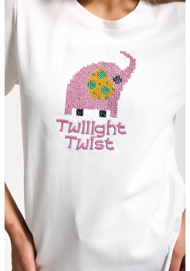 Itsbasic Kadın Beyaz Renk W5 Nakış Detaylı Oversize Tasarım T-shirt