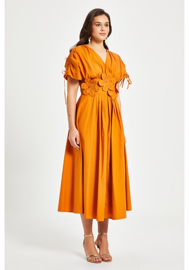Kadın Bel Detaylı Kısa Kollu Elbise Çiçek Aplikeli, Büzgü Ve Bağcık Detaylı, %100 Pamuk Caramel