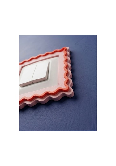 Dalgalı Priz Çerçevesi - Kolay Montaj Dekoratif Duvar Aksesuarı Priz Alanı 9 X 9 Cm