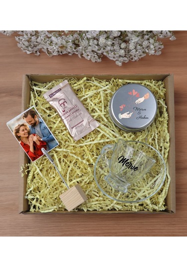 Bk Gift Kişiye Özel İsimli Dtf Cam Kahve Fincanı & Türk Kahvesi & Ahşap Fotoğraf Tutucu & Gümüş Metal Kutuda Kokulu Mum Hediye Seti-1, Sevgiliye Hediy