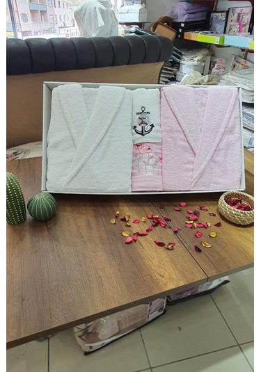 Çeyizlik Aile Bornoz Seti 4 Parça Pudra Beyaz Çok Renkli