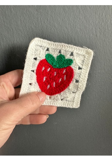 Triko Çilek Cep Arma Dikiş Aplike 9x9 Cm