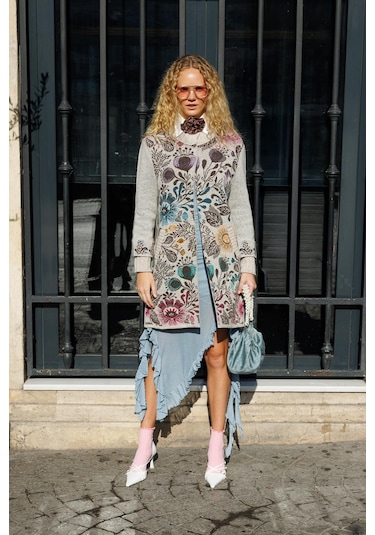 Kadın Dik Yaka Önü Renkli Çiçekli Uzun Yün Kaban V.bej V.bej