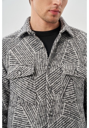 Siyah Uzun Kol Kendinden Desenli Gabardin Sert Yaka Kapaklı Cep Pamuklu Classic Comfort Fit Gömlek 1004245167 Siyah