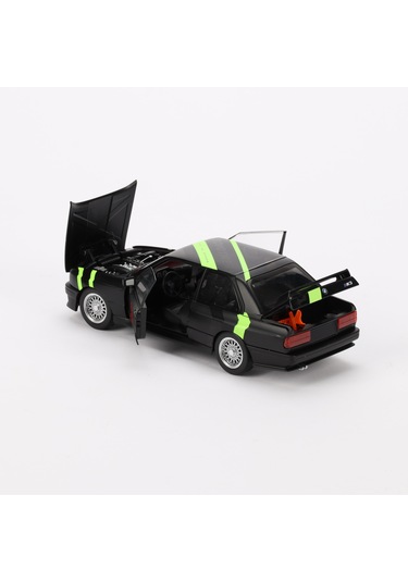 1:24 Ölçek Sesli Işıklı 4 Kapısı Kaput Ve Bagajı Açılan Stantlı Model Araç E30 Siyah