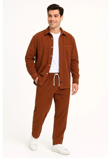 Erkek Kadife Oversize Takım - Gömlek Ve Pantolon İkili Set Füme Corduroy Şıklığı, Rahat Ve Zarif Duruş Yumuşak Dokulu Kadife Kumaş, Düğmeli Gömlek Üst Ve Lastikli Pantolon Alt Parça İle Gün Boyu Konfor- Kiremit Çok Renkli Erkek Kadife Oversize Takım - Gömlek Ve Pantolon İkili Set Füme Corduroy Şıklığı, Rahat Ve Zarif Duruş Yumuşak Dokulu Kadife Kumaş, Düğmeli Gömlek Üst Ve Lastikli Pantolon Alt Parça İle Gün Boyu Konfor- Kiremit Çok Renkli