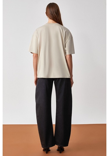 Jemmy Kadın %100 Organik Pamuk Relaxed Fit Yırtmaçlı Yuvarlak Yakalı Taş Rengi T-Shirt