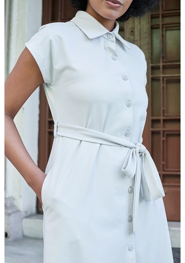 Kadın İpeksi Modal Kumaş Yakalı Düşük Omuzlu Diz Altı Kuşaklı Düğmeli Elbise-taş Taş