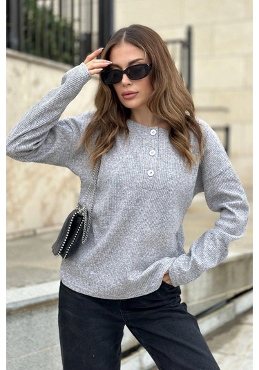 Kadın Gri Yumuşak Dokulu Düğmeli Triko Kazak, Uzun Kol, Regular Kesim, Standart Boy. Gri