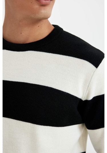 DeFacto Standart Fit Normal Kesim Bisiklet Yaka Çizgili Triko Kazak D1968AX24AUBK81