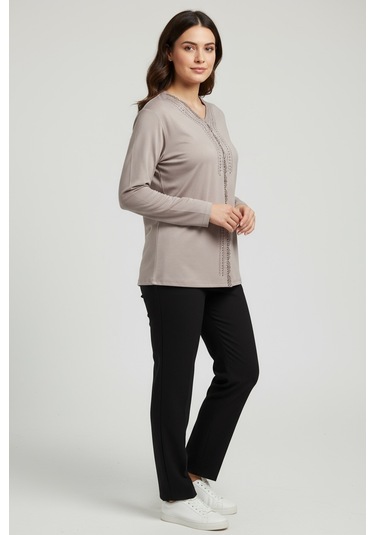 Kadın Önü Kapalı Düğme Detaylı Taşlı Nergis Mevsimlik Bluz Bej