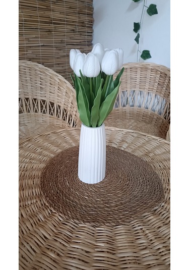 Vazoda Islak Görünümlü Yapay Beyaz Laleler Modern Dekor Aranjmanı Vazo + 8 Li Gül Beyaz